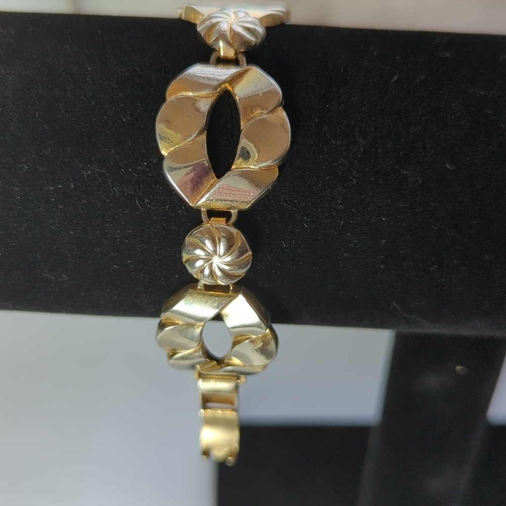 Vintage Bracelet Gold tone Bar Clasp unsigned  7" swirl open design